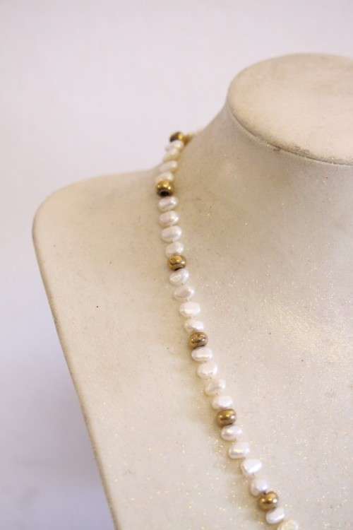 **RS17** A white baroque pearl and gold beaded ladies necklace with a 14ct gold and pearl clasp