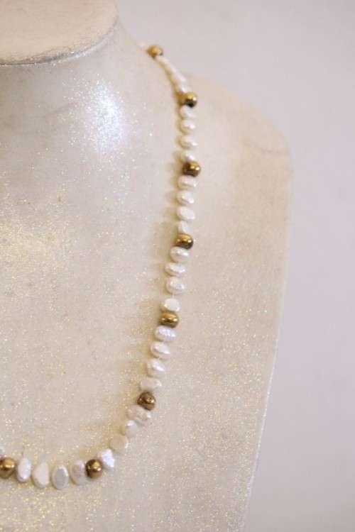 **RS17** A white baroque pearl and gold beaded ladies necklace with a 14ct gold and pearl clasp