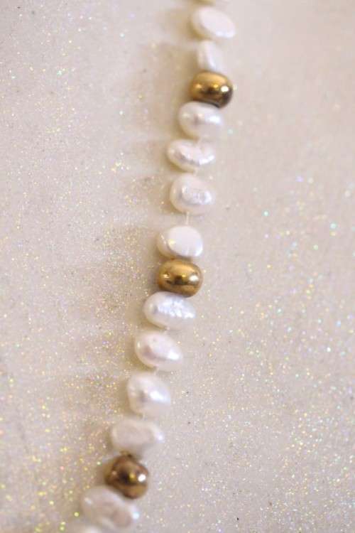 **RS17** A white baroque pearl and gold beaded ladies necklace with a 14ct gold and pearl clasp