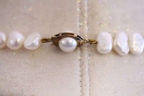 **RS17** A white baroque pearl and gold beaded ladies necklace with a 14ct gold and pearl clasp