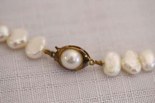 **RS17** A white baroque pearl and gold beaded ladies necklace with a 14ct gold and pearl clasp