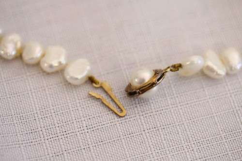 **RS17** A white baroque pearl and gold beaded ladies necklace with a 14ct gold and pearl clasp
