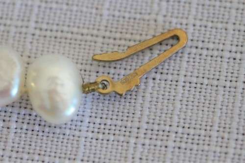 **RS17** A white baroque pearl and gold beaded ladies necklace with a 14ct gold and pearl clasp