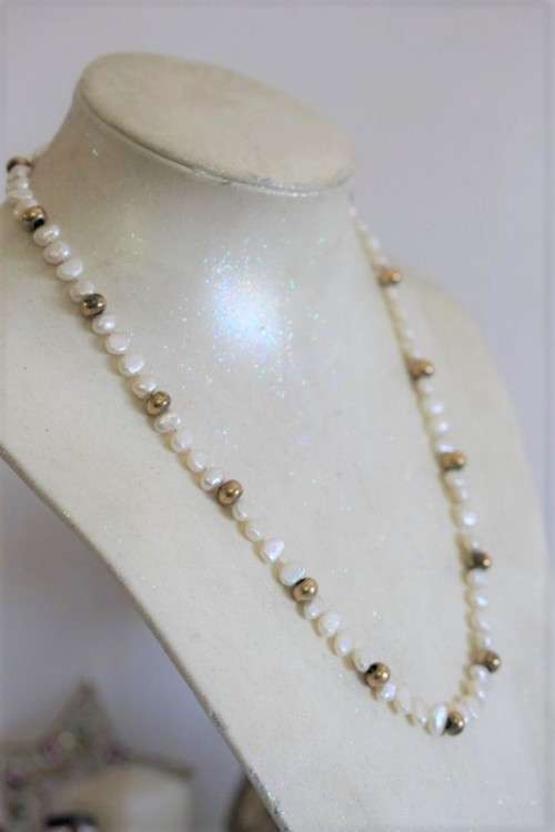 **RS17** A white baroque pearl and gold beaded ladies necklace with a 14ct gold and pearl clasp
