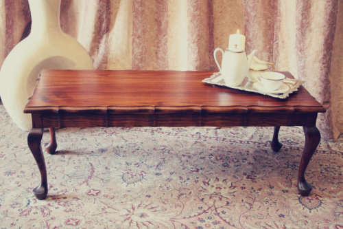 A lovely vintage Queen Anne styled center coffee table in great condition.