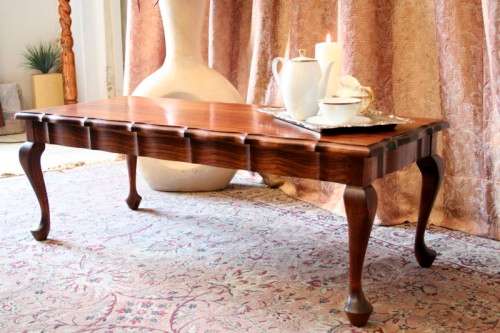 A lovely vintage Queen Anne styled center coffee table in great condition.