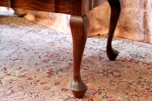 A lovely vintage Queen Anne styled center coffee table in great condition.
