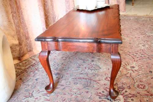 A lovely vintage Queen Anne styled center coffee table in great condition.