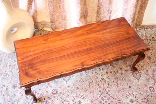 A lovely vintage Queen Anne styled center coffee table in great condition.