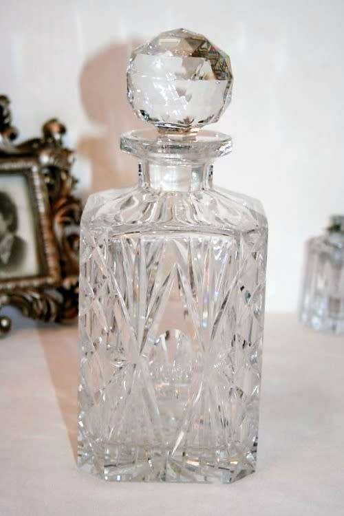 A beautiful classy classic ornate lead cut-crystal whiskey/ brandy decanter w/ a cut-crystal stopper