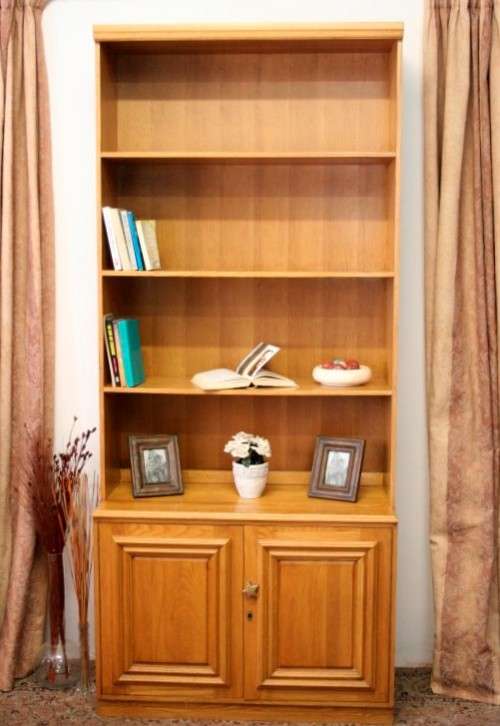 A lovely stylish wooden book case in very good condition. Great in a study, reading room! RS17Sale