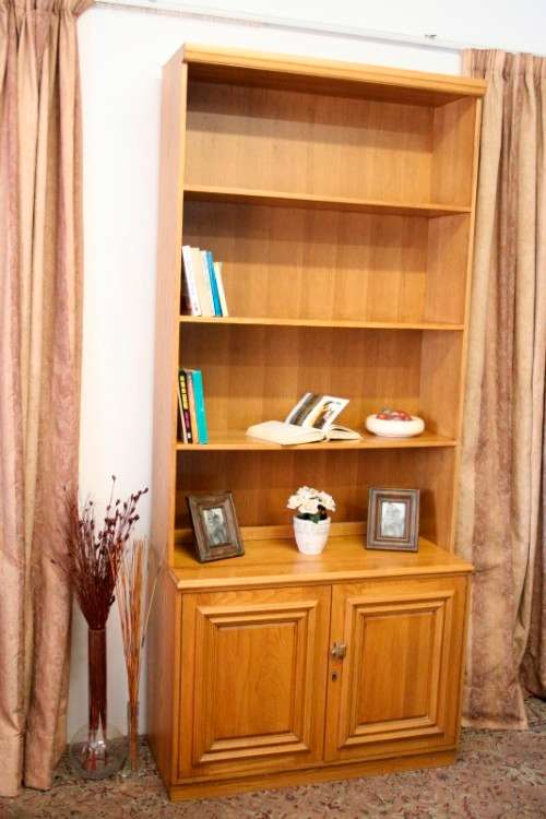 A lovely stylish wooden book case in very good condition. Great in a study, reading room! RS17Sale