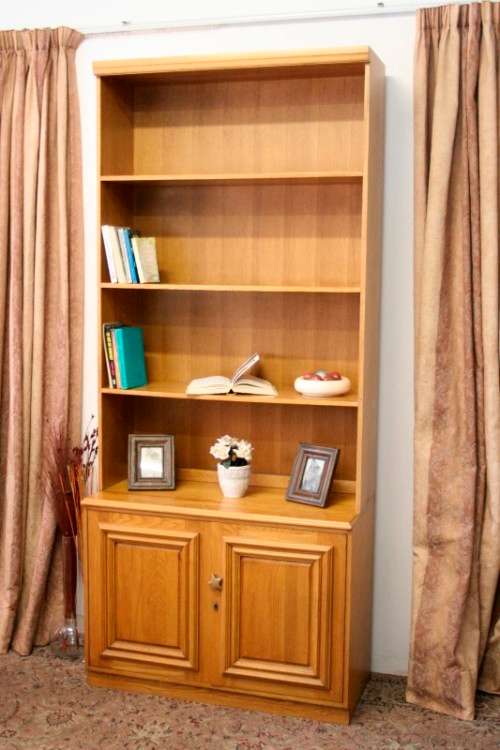 A lovely stylish wooden book case in very good condition. Great in a study, reading room! RS17Sale
