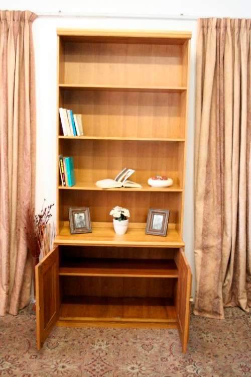 A lovely stylish wooden book case in very good condition. Great in a study, reading room! RS17Sale