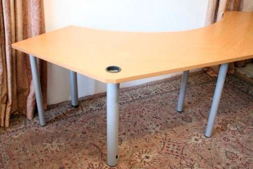 **RS17_Clearance** Modern styled versatile extra-large desk/ work station in great condition
