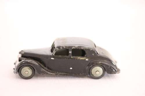 **RS17** An original vintage (c1948) Dinky Toys No. 40A black Riley Saloon die-cast model car