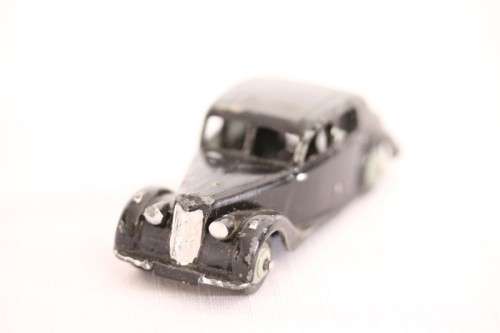 **RS17** An original vintage (c1948) Dinky Toys No. 40A black Riley Saloon die-cast model car