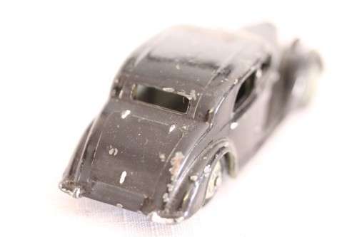 **RS17** An original vintage (c1948) Dinky Toys No. 40A black Riley Saloon die-cast model car