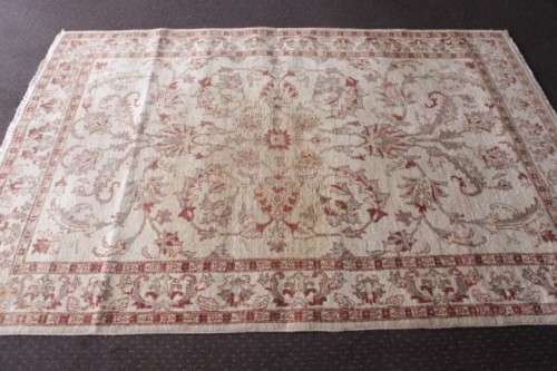A fantastic large (2.46m x 1.64m) traditional pure wool Chobi Persian carpet - great livingroom size