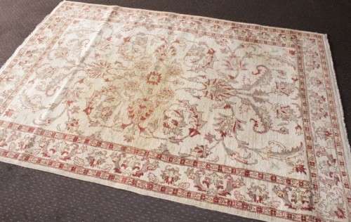 A fantastic large (2.46m x 1.64m) traditional pure wool Chobi Persian carpet - great livingroom size