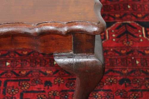 A lovely vintage Imbuia center coffee table with large ball and claw feet in great condition!!