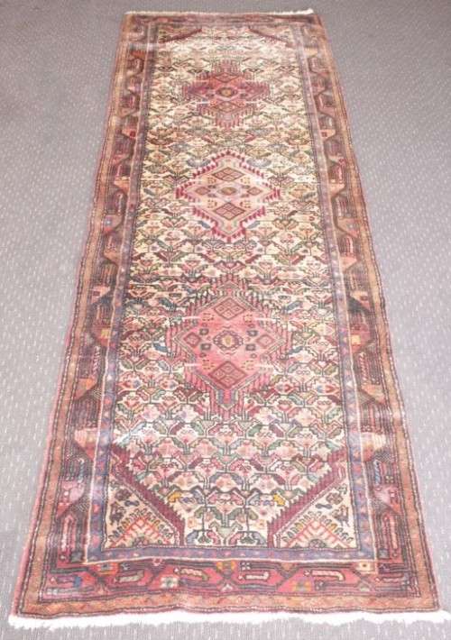 An incredible traditional vintage Iranian "Kashan" carpet runner (270cm x 91.5cm) in good condition