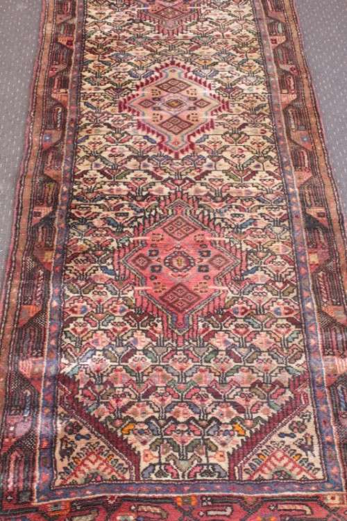 An incredible traditional vintage Iranian "Kashan" carpet runner (270cm x 91.5cm) in good condition