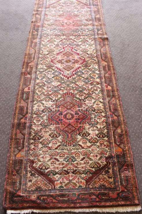 An incredible traditional vintage Iranian "Kashan" carpet runner (270cm x 91.5cm) in good condition