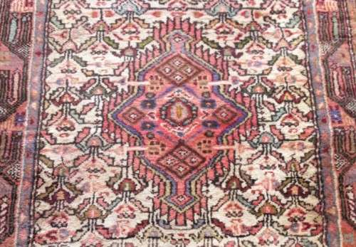 An incredible traditional vintage Iranian "Kashan" carpet runner (270cm x 91.5cm) in good condition