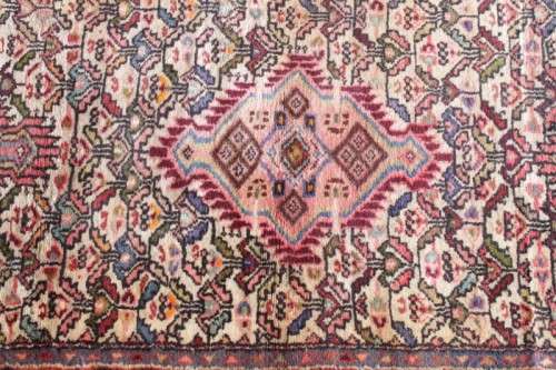 An incredible traditional vintage Iranian "Kashan" carpet runner (270cm x 91.5cm) in good condition