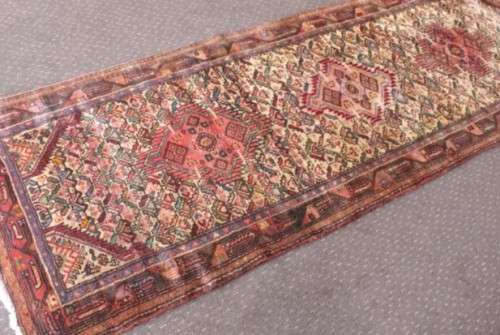 An incredible traditional vintage Iranian "Kashan" carpet runner (270cm x 91.5cm) in good condition