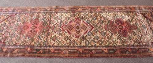 An incredible traditional vintage Iranian "Kashan" carpet runner (270cm x 91.5cm) in good condition