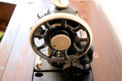 **RS17** An antique (1935) Singer electric sewing machine in its original cabinet w/ accessories