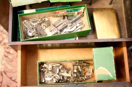 **RS17** An antique (1935) Singer electric sewing machine in its original cabinet w/ accessories