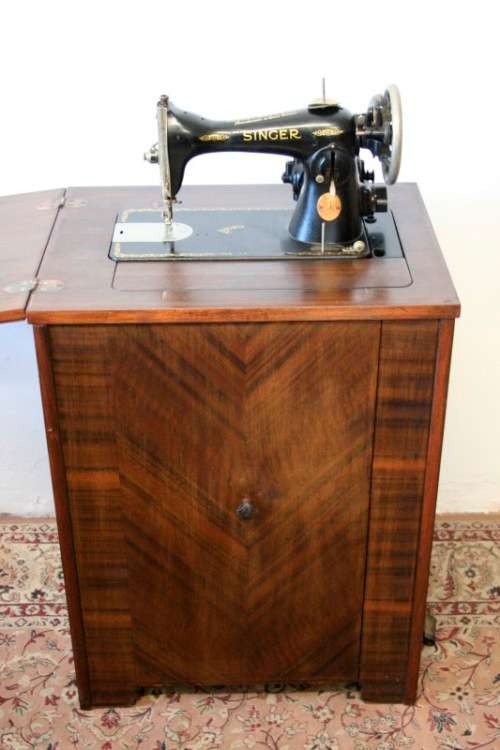 **RS17** An antique (1935) Singer electric sewing machine in its original cabinet w/ accessories