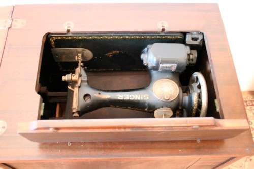 **RS17** An antique (1935) Singer electric sewing machine in its original cabinet w/ accessories