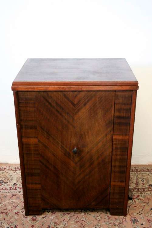 **RS17** An antique (1935) Singer electric sewing machine in its original cabinet w/ accessories