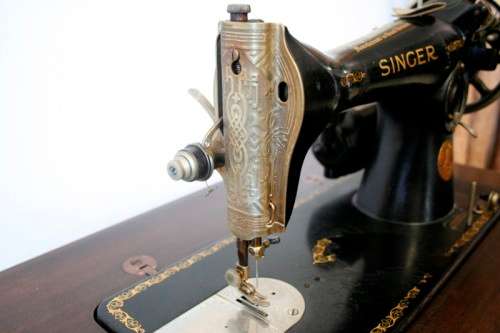 **RS17** An antique (1935) Singer electric sewing machine in its original cabinet w/ accessories