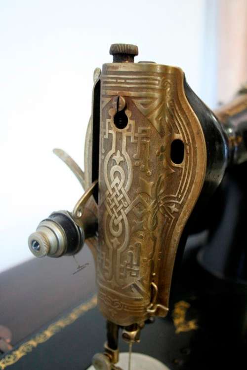 **RS17** An antique (1935) Singer electric sewing machine in its original cabinet w/ accessories