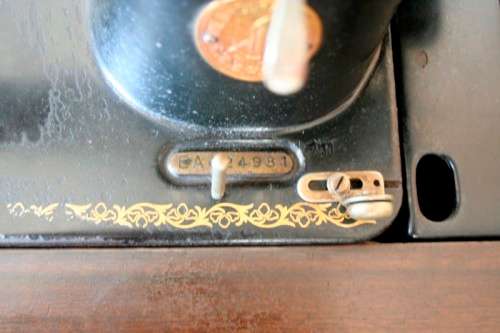 **RS17** An antique (1935) Singer electric sewing machine in its original cabinet w/ accessories
