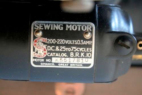 **RS17** An antique (1935) Singer electric sewing machine in its original cabinet w/ accessories