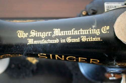 **RS17** An antique (1935) Singer electric sewing machine in its original cabinet w/ accessories