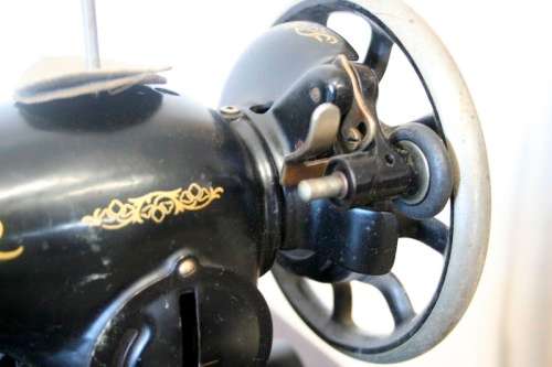 **RS17** An antique (1935) Singer electric sewing machine in its original cabinet w/ accessories