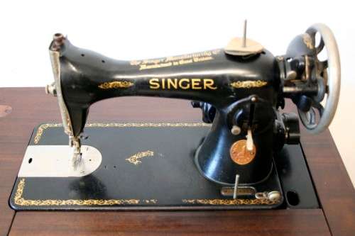 **RS17** An antique (1935) Singer electric sewing machine in its original cabinet w/ accessories