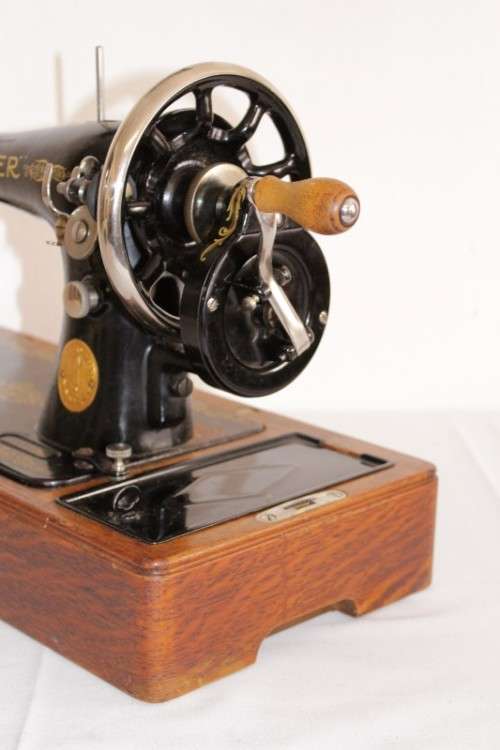A stunning antique 1937 Singer 99K hand-cranked sewing machine w/ loads of accessories & attachments