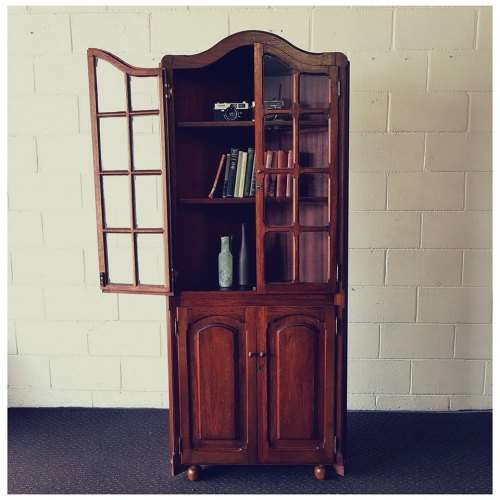A STUNNING and beautifully made corner display unit cabinet with ample shelves and space!