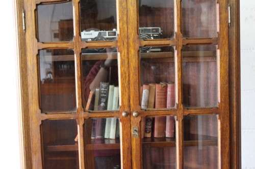 A STUNNING and beautifully made corner display unit cabinet with ample shelves and space!