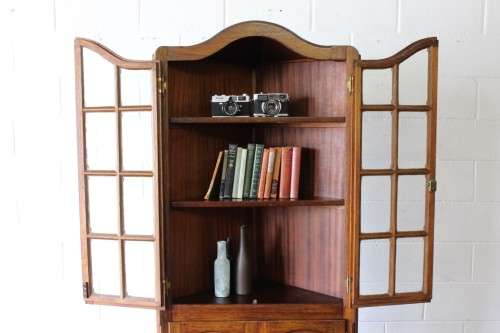 A STUNNING and beautifully made corner display unit cabinet with ample shelves and space!