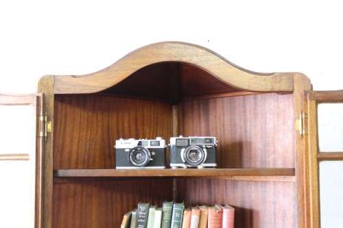 A STUNNING and beautifully made corner display unit cabinet with ample shelves and space!