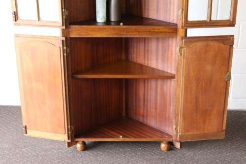 A STUNNING and beautifully made corner display unit cabinet with ample shelves and space!